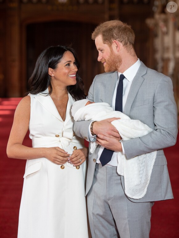 Le prince Harry et Meghan Markle, duc et duchesse de Sussex, présentent leur fils dans le hall St George au château de Windsor le 8 mai 2019.