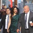 Amal Clooney est escortée par la sécurité à son arrivée dans les studios de l'émission "Jimmy Kimmel Live!" à Hollywood, Los Angeles, le 7 mai 2019.