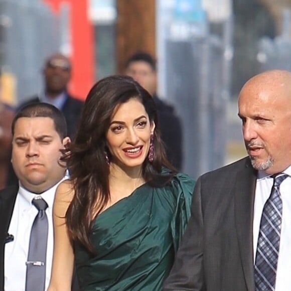 Amal Clooney est escortée par la sécurité à son arrivée dans les studios de l'émission "Jimmy Kimmel Live!" à Hollywood, Los Angeles, le 7 mai 2019.