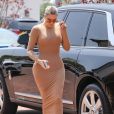 Exclusif - Les soeurs Kim et Khloe Kardashian sont rejointes par Scott Disick alors qu'elles font du shopping dans un magasin de jouets à Malibu. Les soeurs portent des robes ultra moulantes. Alors que Kim se la joue Cléopâtre, Khloe arbore une robe nude, le 3 mai 2019.
