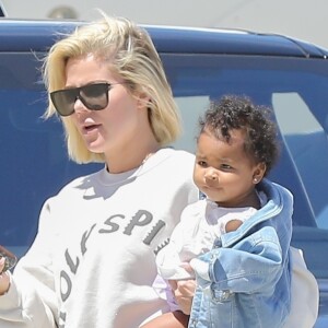 Exclusif - Khloe Kardashian porte sa fille True dans ses bras à son arrivée à Van Nuys en provenance de Palm Springs le 23 avril 2019, où la famille Kardashian a assisté au festival de Coachella. Khloe porte un sweat "Yeezy Sunday Service". Khloe porte des cadeaux (peluches...) qu'elle dépose dans le van à son arrivée. Khloe est arrivée avec sa fille, sa soeur K. Kardashian et ses 3 enfants.