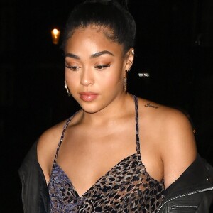 Elizabeth Woods à la sortie de sa fête d'anniversaire avec sa fille Jordyn Woods au restaurant Scalini à Londres, le 31 mars 2019. Jordyn porte une robe à imprimé léopard et sa mère un pantalon à motif "serpent"