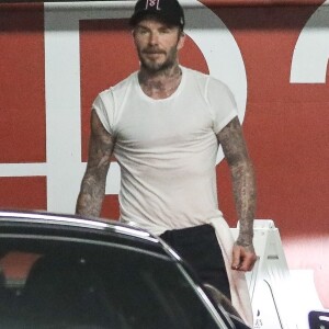 Exclusif - David Beckham se rend à son cours de gym avec un ami à West Hollywood, Los Angeles, le 23 avril 2019. Il est ensuite allé acheter un smoothie à emporter.