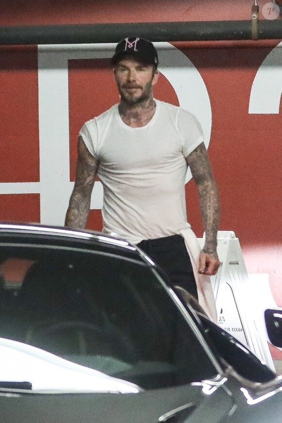 Exclusif - David Beckham se rend à son cours de gym avec un ami à West Hollywood, Los Angeles, le 23 avril 2019. Il est ensuite allé acheter un smoothie à emporter.