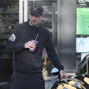 Exclusif - David Beckham arrive au volant de sa voiture de sport McLaren au Earth Bar pour acheter une boisson à emporter après un cours de gym à West Hollywood, le 9 avril 2019