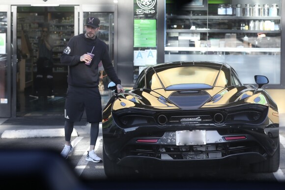 Exclusif - David Beckham arrive au volant de sa voiture de sport McLaren au Earth Bar pour acheter une boisson à emporter après un cours de gym à West Hollywood, le 9 avril 2019