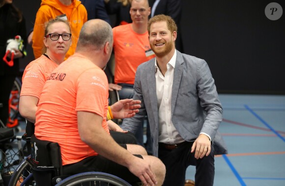 Le prince Harry, duc de Sussex, avec les athlètes des Invictus Game au Sportcampus Zuiderpark à La Haye le 9 mai 2019.