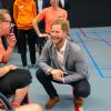Le prince Harry, duc de Sussex, avec les athlètes des Invictus Game au Sportcampus Zuiderpark à La Haye le 9 mai 2019.
