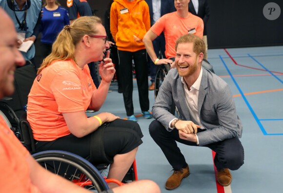 Le prince Harry, duc de Sussex, avec les athlètes des Invictus Game au Sportcampus Zuiderpark à La Haye le 9 mai 2019.
