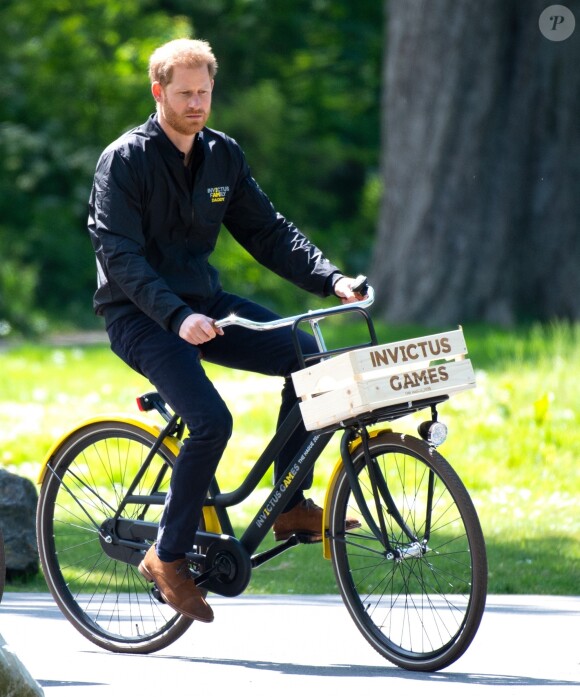 Le prince Harry, duc de Sussex fait du vélo dans le cadre de son déplacement à La Haye pour la prochaine compétition Invictus Games, La Haye, le 9 mai 2019.