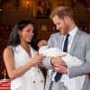 Le prince Harry et Meghan Markle, duc et duchesse de Sussex, présentent leur fils dans le hall St George au château de Windsor le 8 mai 2019.