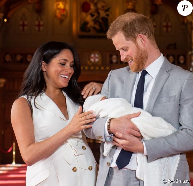 Le prince Harry et Meghan Markle, duc et duchesse de Sussex, présentent leur fils dans le hall St George au château de Windsor le 8 mai 2019.