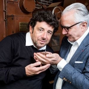 Exclusif - Rencontre gastronomique entre Alain Ducasse et Patrick Bruel pour la création d'un coffret de chocolats à l'huile d'olive. À l'occasion de la fête des Mères, la Manufacture de chocolat Alain Ducasse sortira une recette de ganache à l'huile d'olive provenant de la propriété de Patrick Bruel, le Domaine LEOS à l'Isle-sur-la-Sorgue, maintes fois reconnu et récompensé (trois médailles d'or au Concours Général Agricole). Le coffret est disponible en édition limitée le 3 mai prochain au prix de 36€ pour 21 pièces. Paris, le 24 avril 2019 © Cyril Moreau / Bestimage