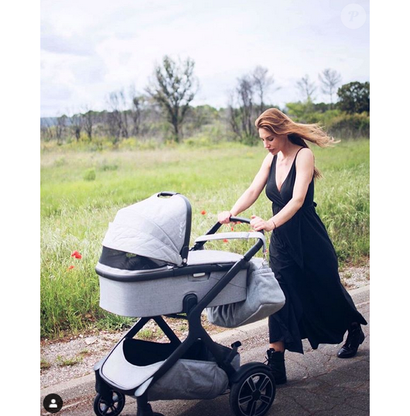 Ariane Brodier réalise un tour en poussette avec sa fille. Mai 2019.
