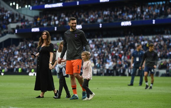 Hugo Lloris avec sa femme Marine et leurs deux filles Anna-Rose et Giulina au Tottenham Hotspur Stadium le 12 mai 2019.