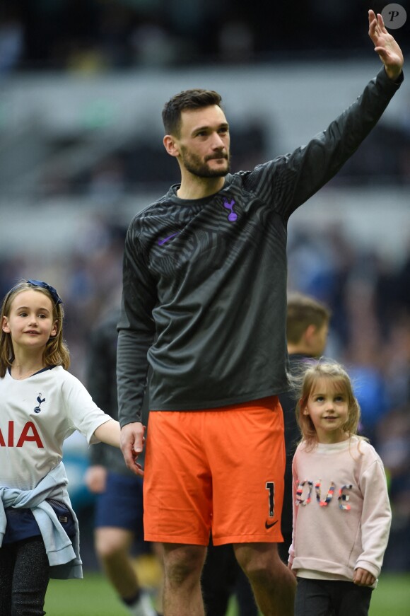 Hugo Lloris avec ses deux filles Anna-Rose et Giulina au Tottenham Hotspur Stadium le 12 mai 2019.