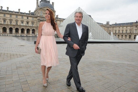 Anouchka Delon et son père Alain Delon au défilé de mode Ferragamo à Paris en 2012