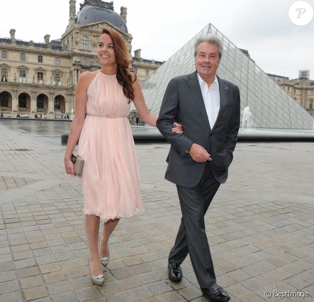 Anouchka Delon et son père Alain Delon au défilé de mode Ferragamo à Paris en 2012