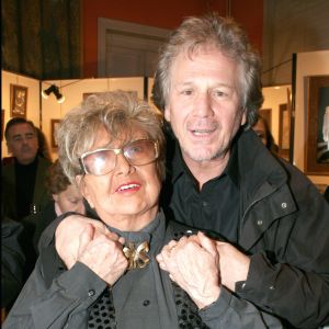 Mick Micheyl et Gérard Lenorman - Vernissage de l'exposition "Aciers graves" et 85e anniversaire de Mick Micheyl à la mairie du 16e arrondissement de Paris, le 22 février 2007.