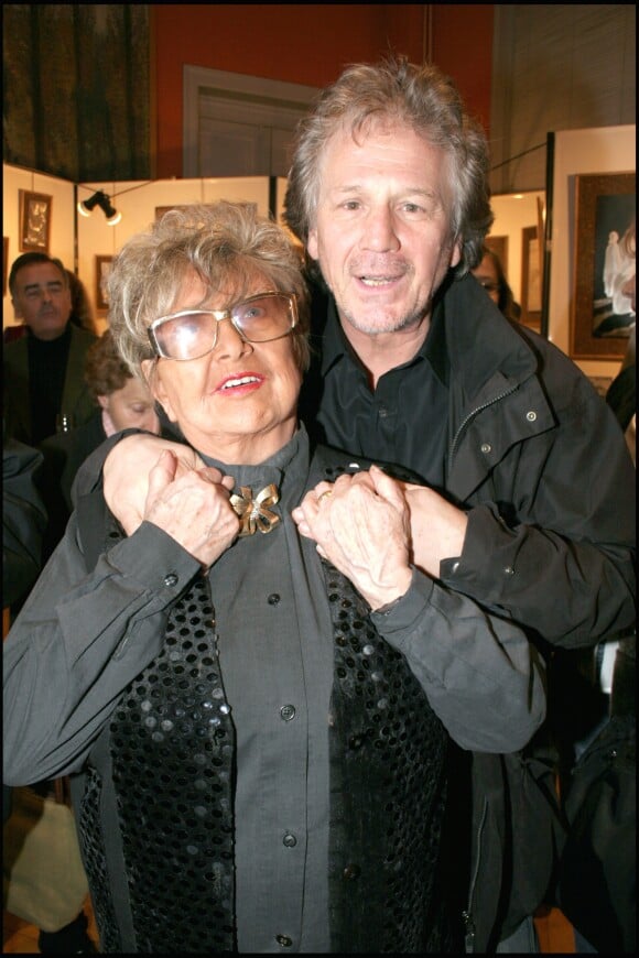 Mick Micheyl et Gérard Lenorman - Vernissage de l'exposition "Aciers graves" et 85e anniversaire de Mick Micheyl à la mairie du 16e arrondissement de Paris, le 22 février 2007.