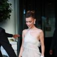 Belle Hadid quitte l'hôtel Majestic lors du 72e Festival International du Film de Cannes, le 16 mai 2019.