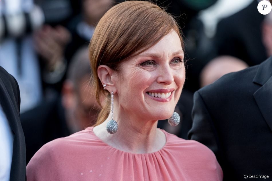 Julianne Moore (Robe Givenchy) assiste à la montée des marches du film  Rocketman lors du 72ème Festival International du Film de Cannes. Le 16 mai  2019 © Jacovi - Purepeople