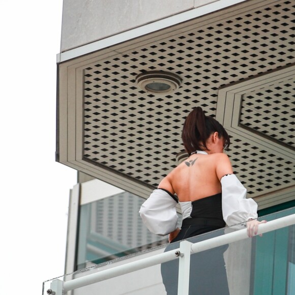 Exclusif - Nabilla Benattia enceinte et son mari Thomas Vergara au balcon de l'hôtel Martinez lors du 72ème Festival International du Film de Cannes, le 17 mai 2019.