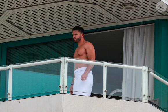 Exclusif - Nabilla Benattia enceinte et son mari Thomas Vergara au balcon de l'hôtel Martinez lors du 72ème Festival International du Film de Cannes, le 17 mai 2019.