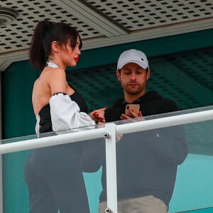 Exclusif - Nabilla Benattia enceinte et son mari Thomas Vergara au balcon de l'hôtel Martinez lors du 72ème Festival International du Film de Cannes, le 17 mai 2019.