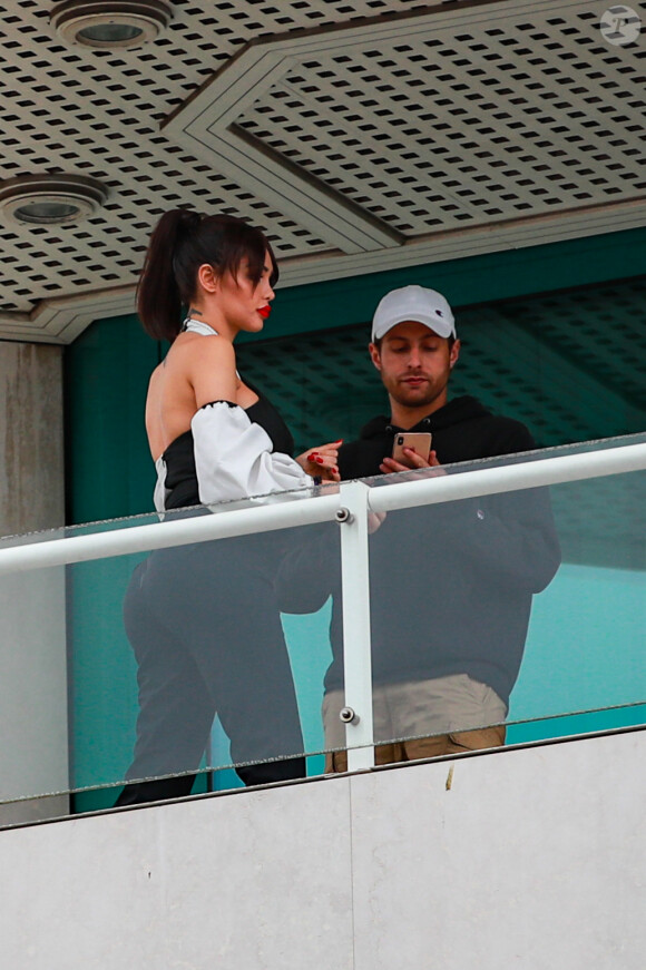 Exclusif - Nabilla Benattia enceinte et son mari Thomas Vergara au balcon de l'hôtel Martinez lors du 72ème Festival International du Film de Cannes, le 17 mai 2019.
