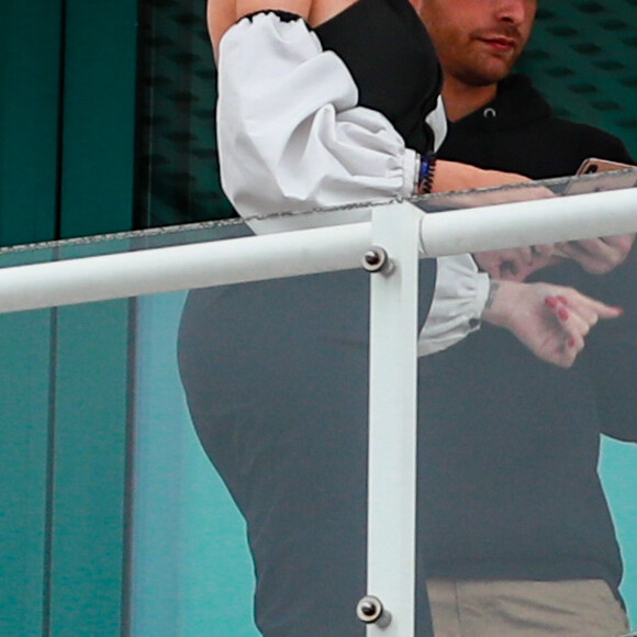 Exclusif - Nabilla Benattia enceinte et son mari Thomas Vergara au balcon de l'hôtel Martinez lors du 72ème Festival International du Film de Cannes, le 17 mai 2019.
