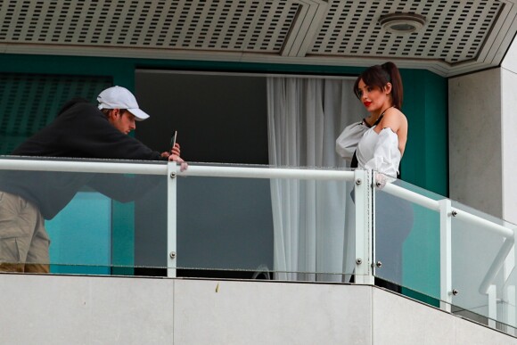 Exclusif - Nabilla Benattia enceinte et son mari Thomas Vergara au balcon de l'hôtel Martinez lors du 72ème Festival International du Film de Cannes, le 17 mai 2019.