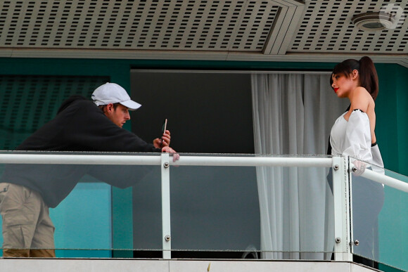 Exclusif - Nabilla Benattia enceinte et son mari Thomas Vergara au balcon de l'hôtel Martinez lors du 72ème Festival International du Film de Cannes, le 17 mai 2019.