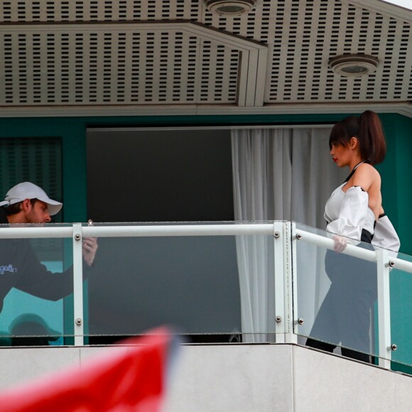 Exclusif - Nabilla Benattia enceinte et son mari Thomas Vergara au balcon de l'hôtel Martinez lors du 72ème Festival International du Film de Cannes, le 17 mai 2019.