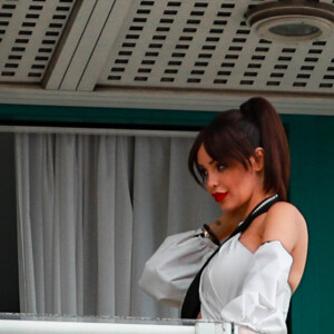 Exclusif - Nabilla Benattia enceinte et son mari Thomas Vergara au balcon de l'hôtel Martinez lors du 72ème Festival International du Film de Cannes, le 17 mai 2019.