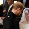 Le prince Harry et Meghan Markle (en robe de mariée Givenchy), duc et duchesse de Sussex, en la chapelle St. George au château de Windsor après leur mariage le 19 mai 2018.