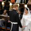 Le prince Harry et Meghan Markle (en robe de mariée Givenchy), duc et duchesse de Sussex, en la chapelle St. George au château de Windsor après leur mariage le 19 mai 2018.