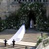 Meghan Markle (en robe de mariée Givenchy et voile de 5 mètres de long), duchesse de Sussex, arrivant en la chapelle St. George au château de Windsor pour son mariage avec le prince Harry le 19 mai 2018.