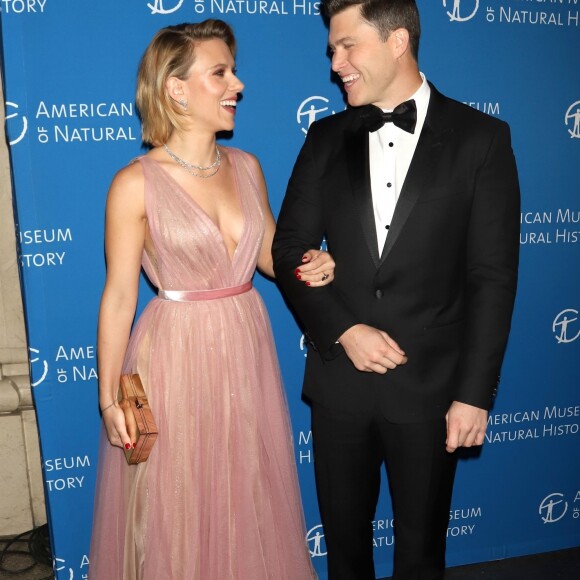 Scarlett Johansson et son compagnon Colin Jost au photocall de la soirée "2018 American Museum of Natural History Gala" à New York, le 15 novembre 2018.