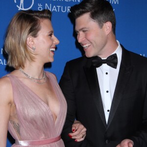 Scarlett Johansson et son compagnon Colin Jost au photocall de la soirée "2018 American Museum of Natural History Gala" à New York, le 15 novembre 2018.