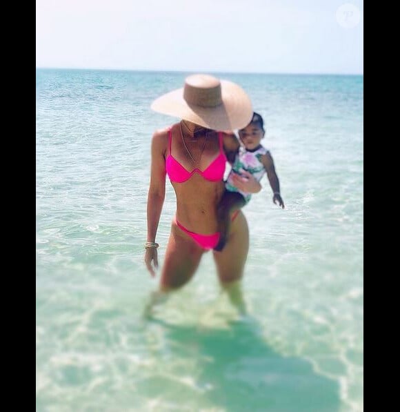 Khloé Kardashian et sa fille True en vacances aux îles Turques-et-Caïques. Mai 2019.