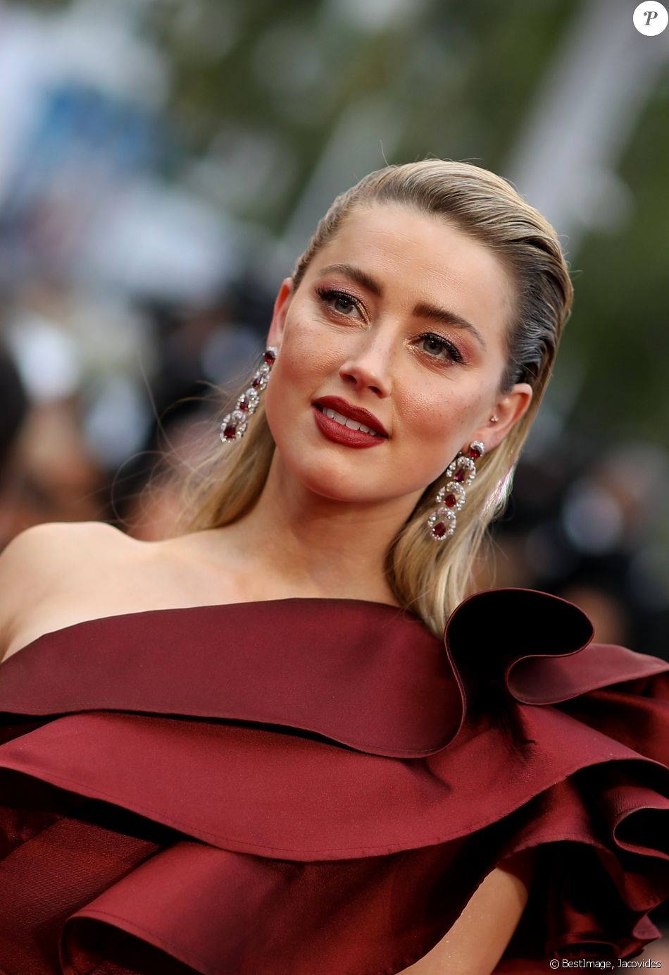 Amber Heard - Montée des marches du film &quot;Douleur et Gloire&quot; lors du 72ème Festival International du Film de Cannes. Le 17 mai 2019 © Jacovides-Moreau / Bestimage