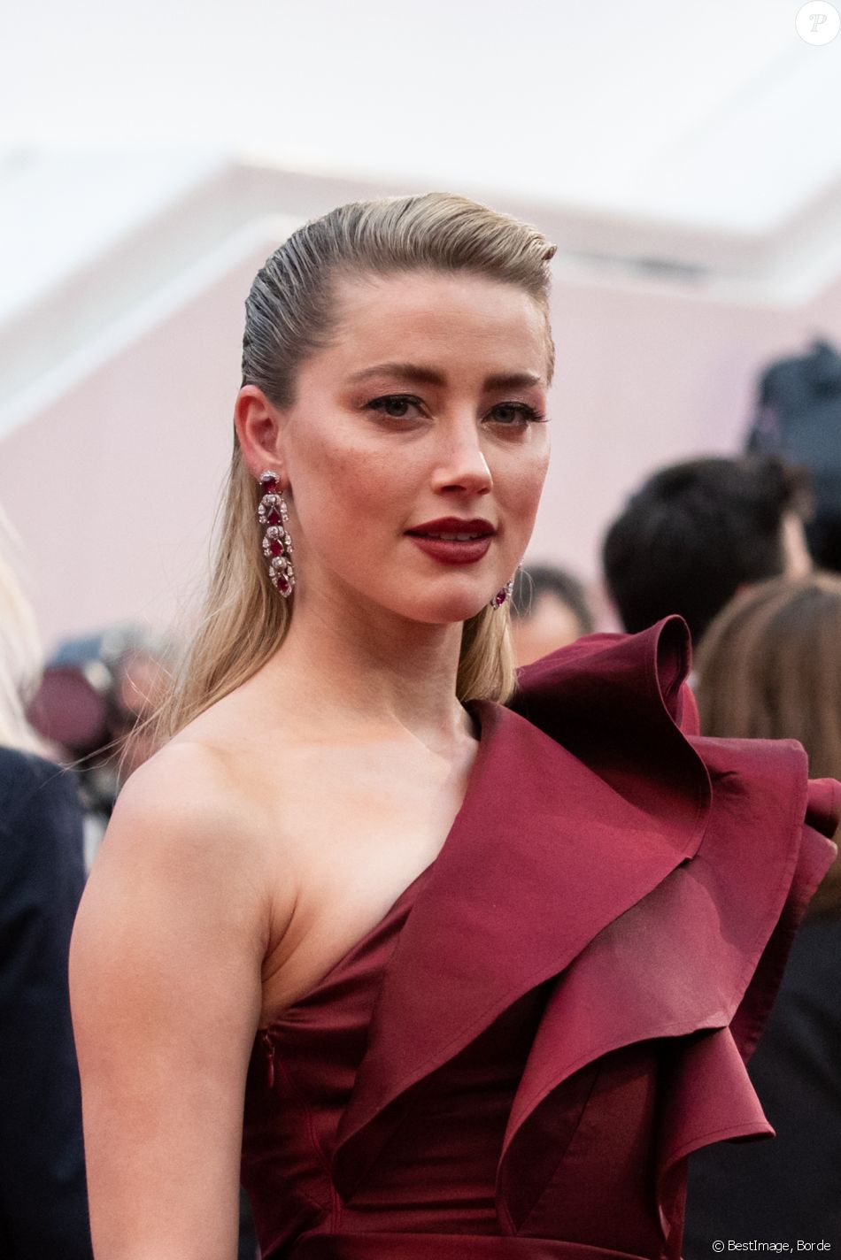 Amber Heard - Montée des marches du film &quot;Douleur et Gloire&quot; lors du 72ème Festival International du Film de Cannes. Le 17 mai 2019 © Borde / Bestimage