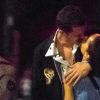 Exclusif - Zoë Kravitz et son compagnon Karl Glusman s'embrassent devant un bar à New York, le 31 août 2017.