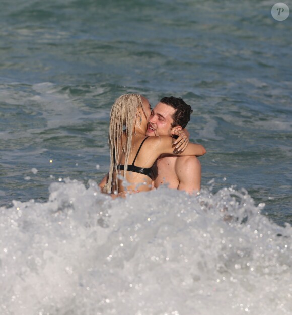 Zoë Kravitz et son compagnon Karl Glusman, très amoureux, sur la plage à Miami, le 23 décembre 2016
