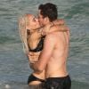 Zoë Kravitz et son compagnon Karl Glusman, très amoureux, sur la plage à Miami, le 23 décembre 2016