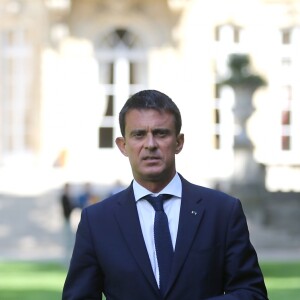Le Premier ministre Manuel Valls reçoit à Matignon, cette fois après le conseil des ministres, des enfants dans le cadre de la "Journée mondiale des oubliés des vacances". Paris le 19 août 2015