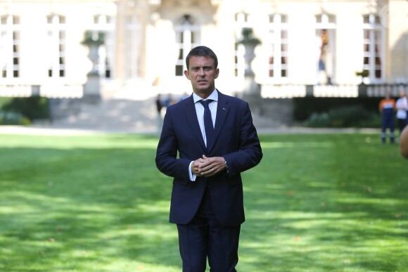 Le Premier ministre Manuel Valls reçoit à Matignon, cette fois après le conseil des ministres, des enfants dans le cadre de la "Journée mondiale des oubliés des vacances". Paris le 19 août 2015