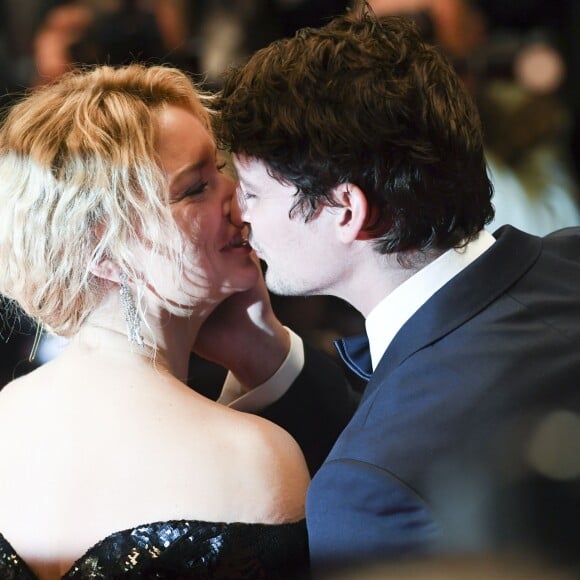 Virginie Efira et son compagnon Niels Schneider à la première de "Sybil" lors du 72ème Festival International du Film de Cannes, le 24 mai 2019.