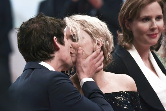 Virginie Efira et son compagnon Niels Schneider à la première de "Sybil" lors du 72ème Festival International du Film de Cannes, le 24 mai 2019.